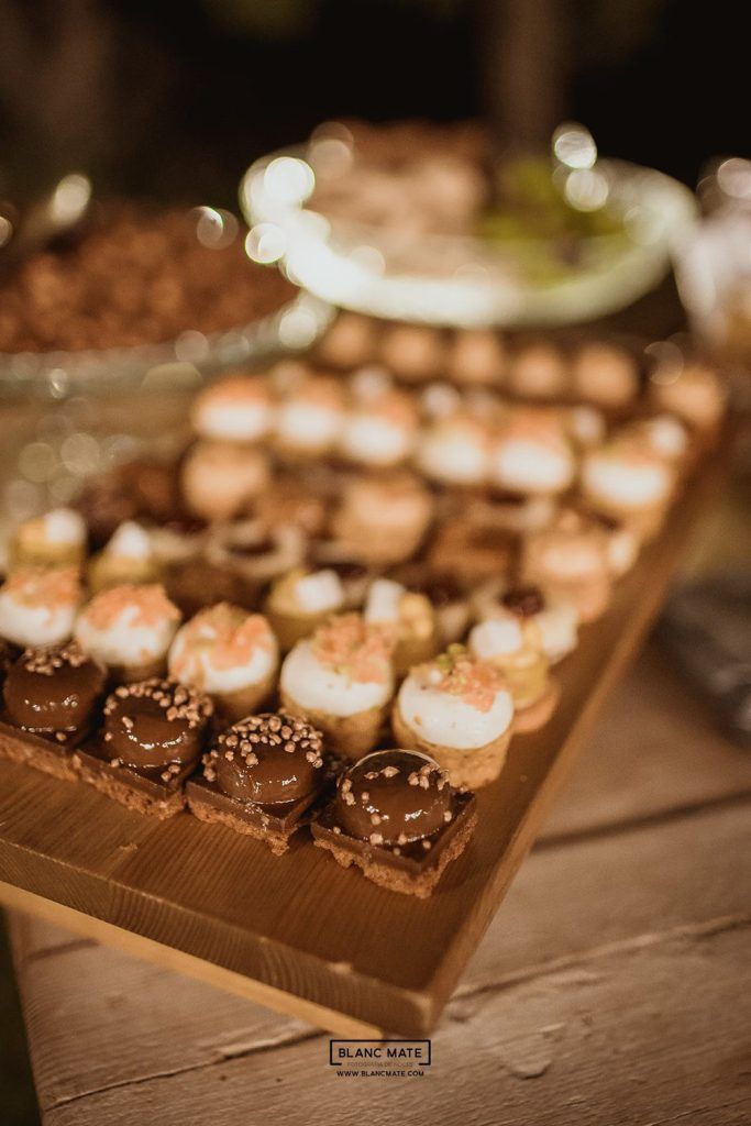 Bufet de postres del càtering del casament. Foto de Blanc Mate. Saó.