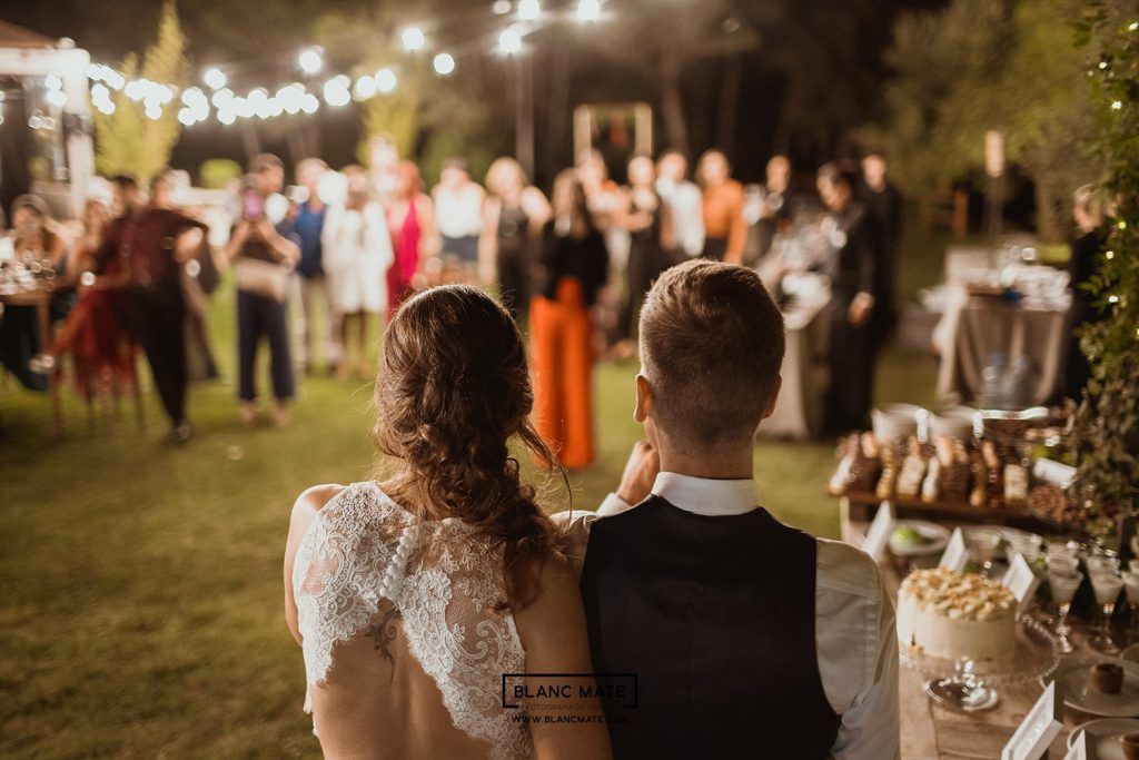 Nuvis a la celebració del seu casament. Foto de Blanc Mate. Saó càtering.