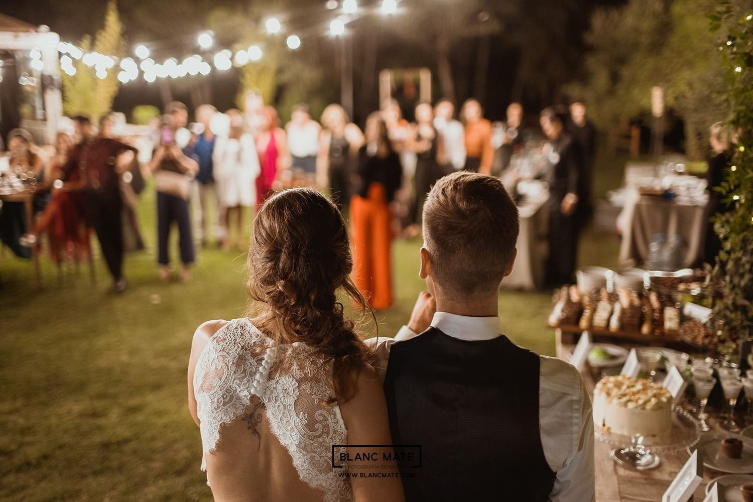 Nuvis a la celebració del seu casament. Foto de Blanc Mate. Saó càtering.