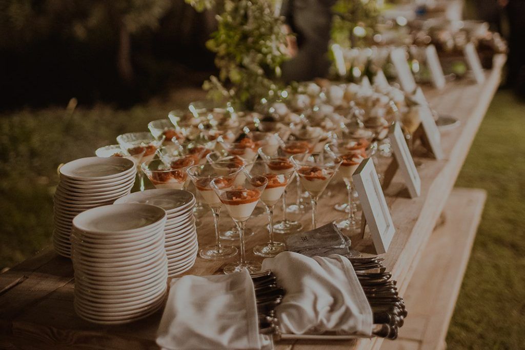 Taula amb bufet de postres del càtering del casament. Foto de Blanc Mate. Saó