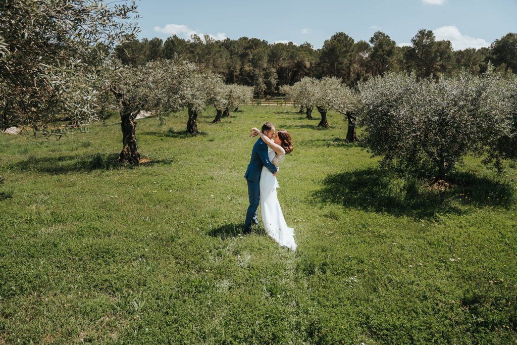 Foto dels nuvis al seu dia del casament, en un camp d'oliveres. Foto d'Irene Serrat.