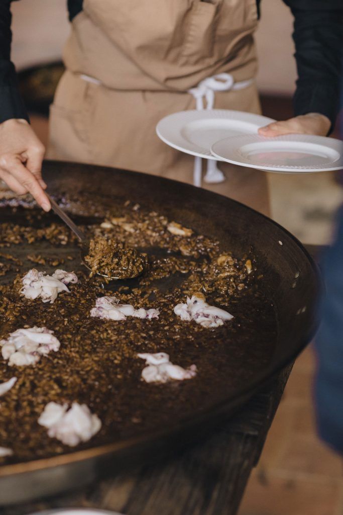 Arròs negre com a part del menú del casament per Saó càtering. Foto: Mónica de l'Aigua.