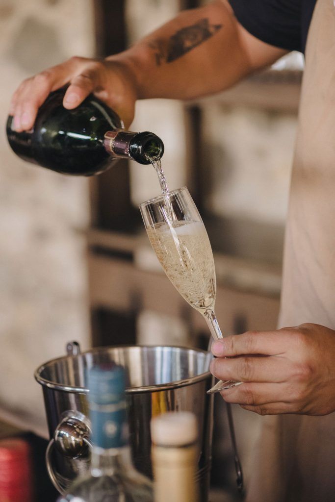 Saó càtering servint el cava al casament. Foto: Mónica de l'Aigua.
