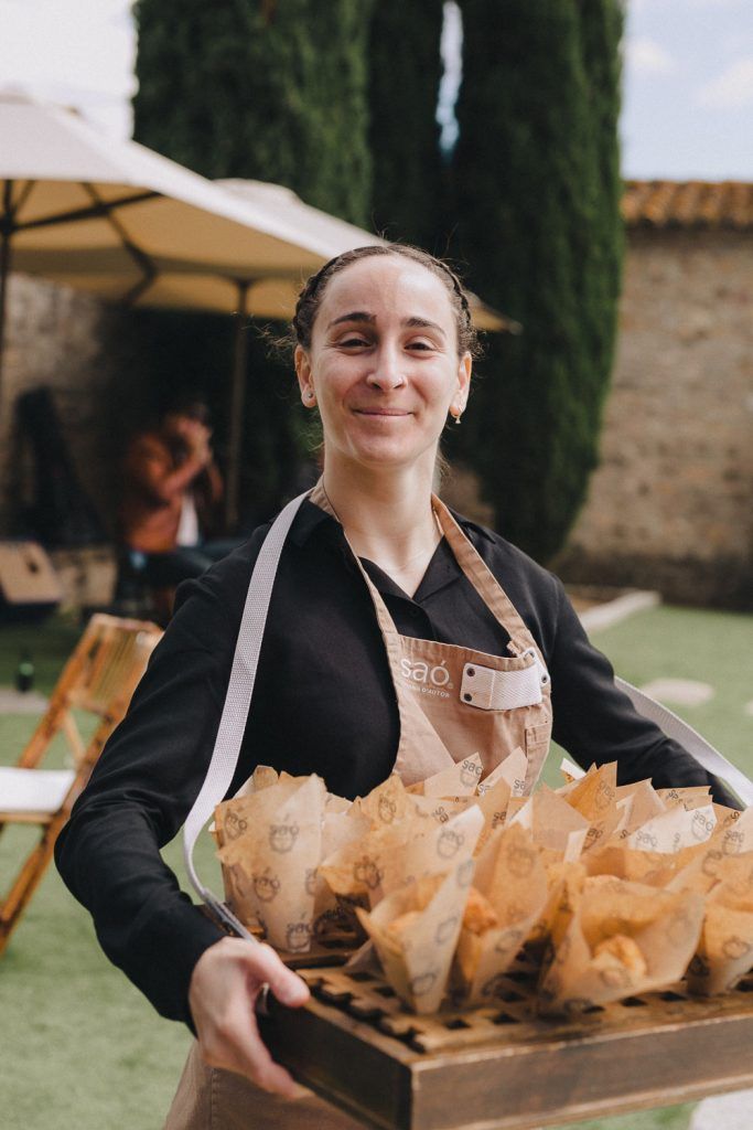 Equip de càtering amb aperitiu per a la celebració del casament. Foto de Mónica de l'Aigua.