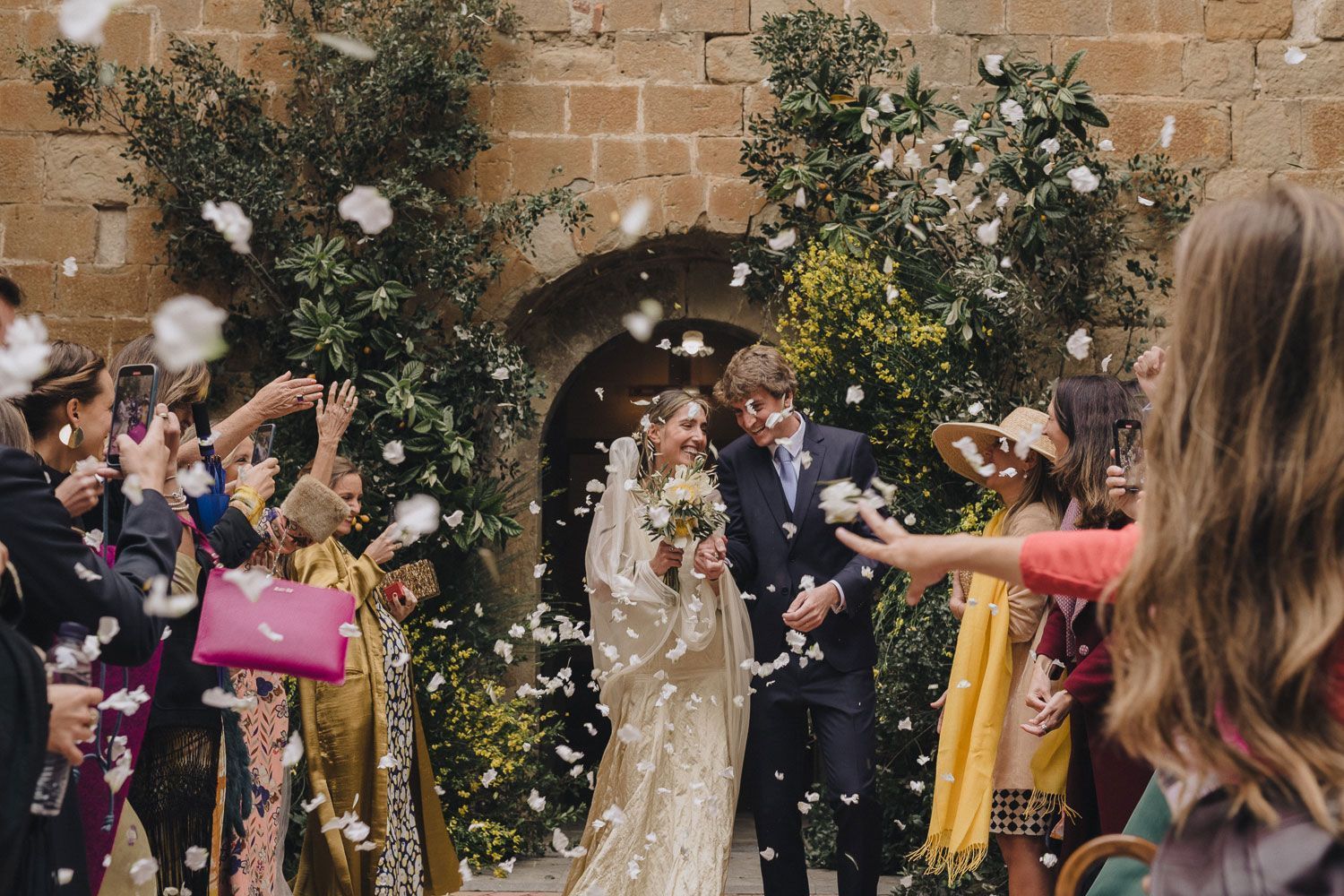 Nuvis celebrant el seu casament. Foto: Mónica de l'Aigua.