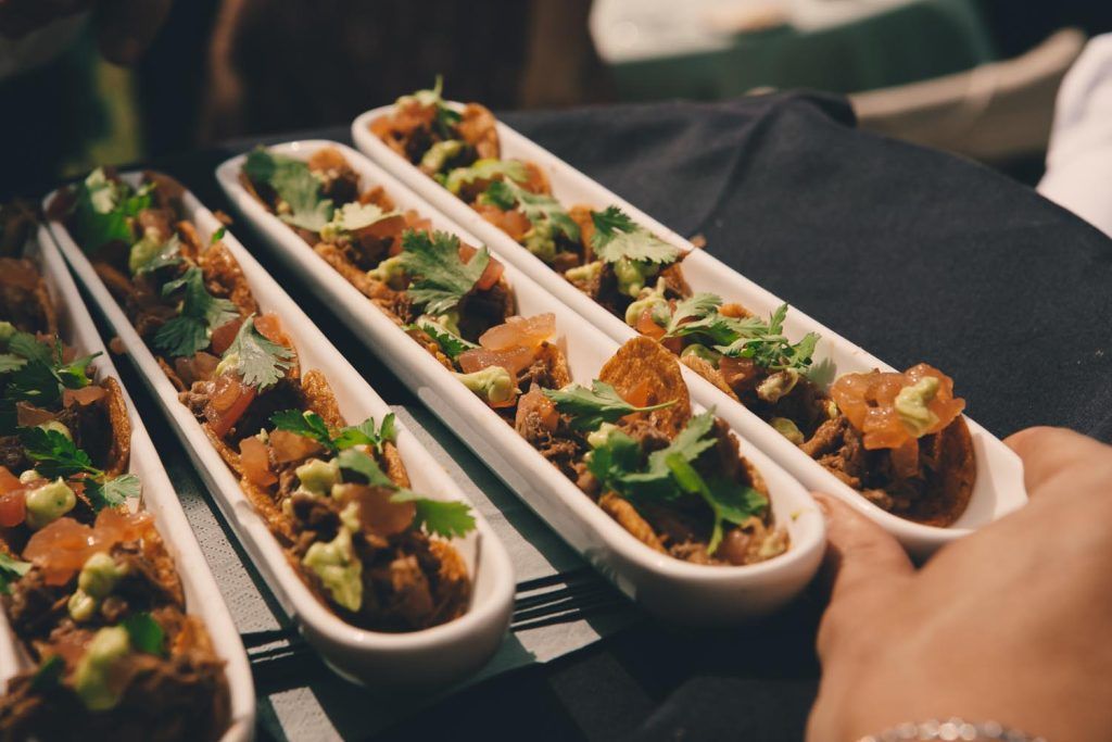Aperitiu de mini tacos per a casaments i esdeveniments d'empresa. Saó càtering. Foto de La Cuina Visual