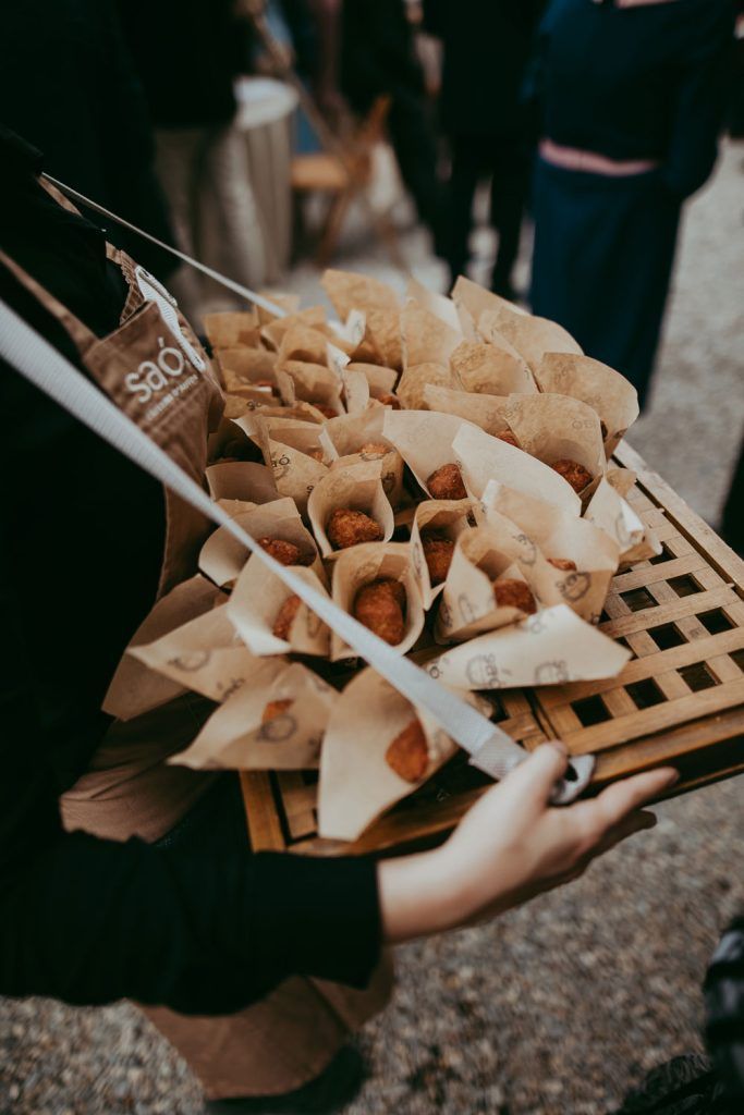Aperitiu de croquetes del càtering de Saó per al casament. Foto: Beto Pérez.