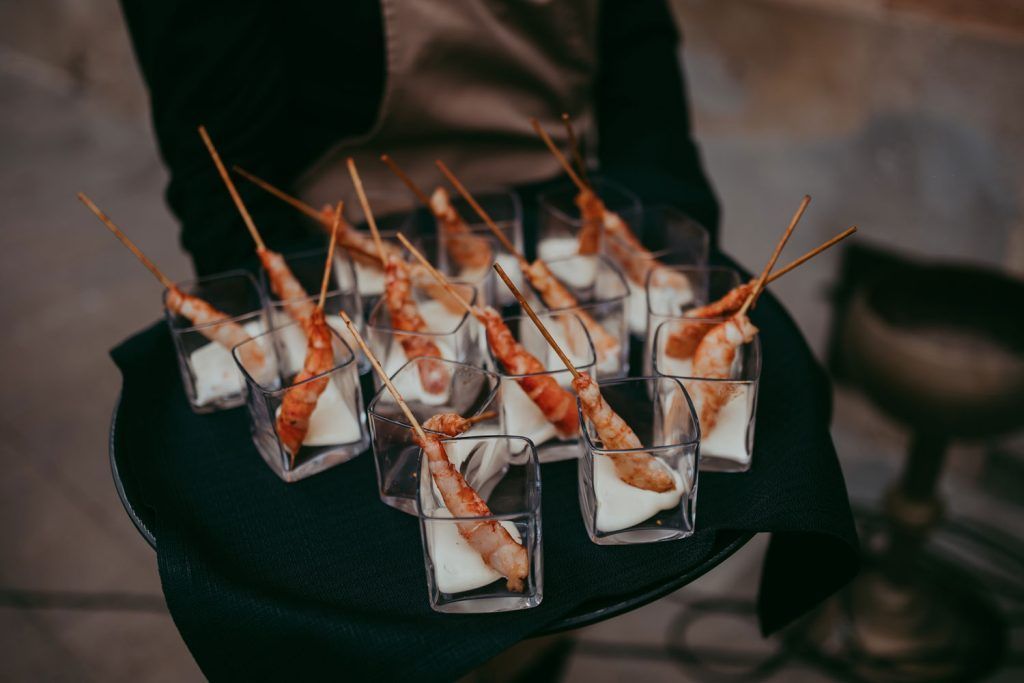 Aperitiu de llagostins del càtering del casament. Foto: Beto Pérez.