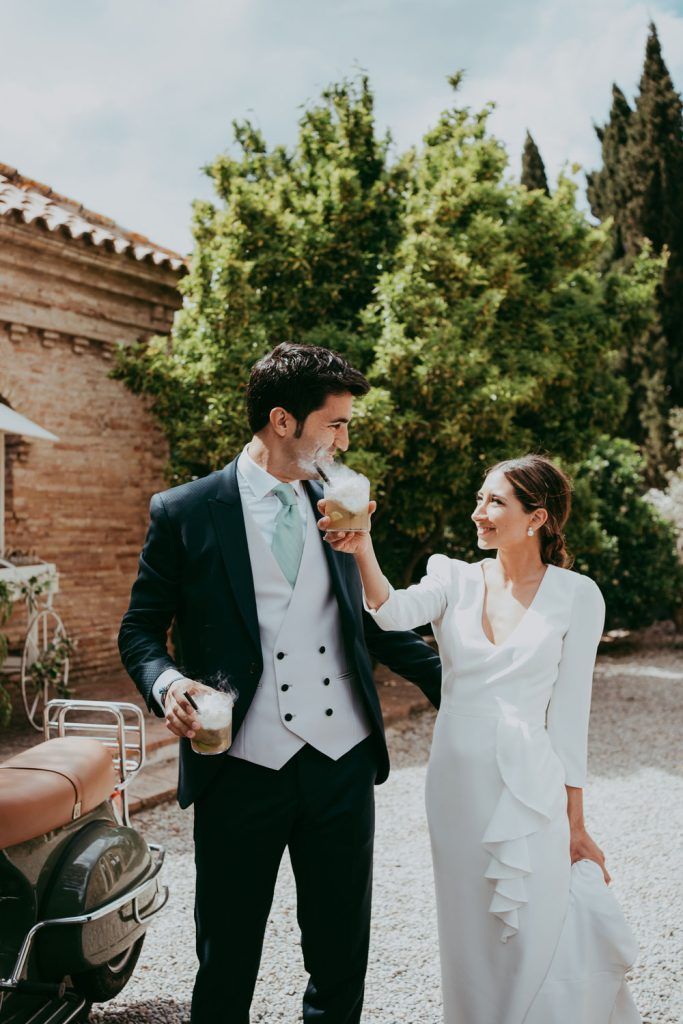 Nuvis celebrant el seu casament amb un refresc de Saó càtering. Foto: Beto Pérez.