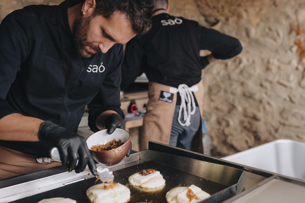 Saó Catering cuinant per al bufet del casament. Foto: Mónica del Agua.