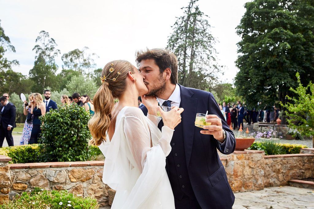 Nuvis celebrant el casament amb refresc de Saó catering.