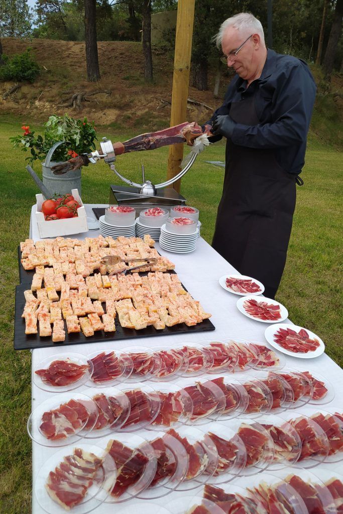 Aperitiu de pernil ibèric del càtering del casament.