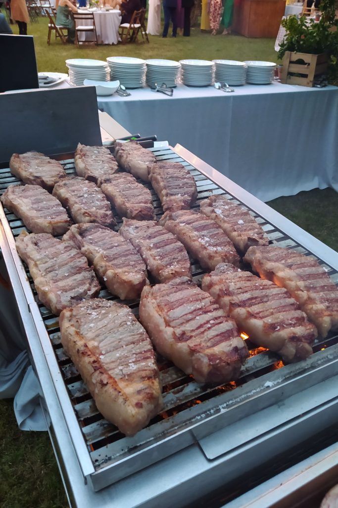 Carne a la parrilla como parte del menú de la boda. Saó catering.