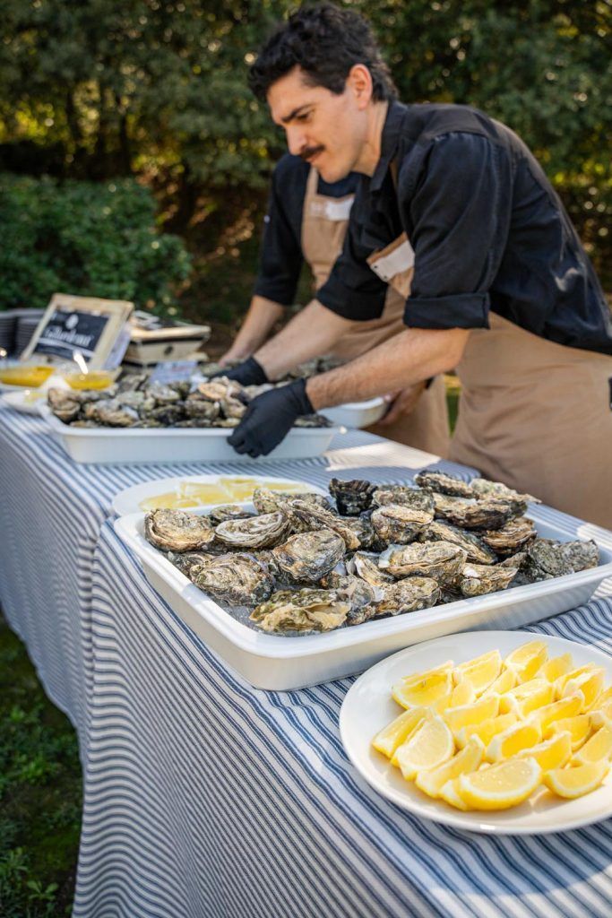 Equip de càtering servint ostres. Foto d'Oliva Fotògraf.