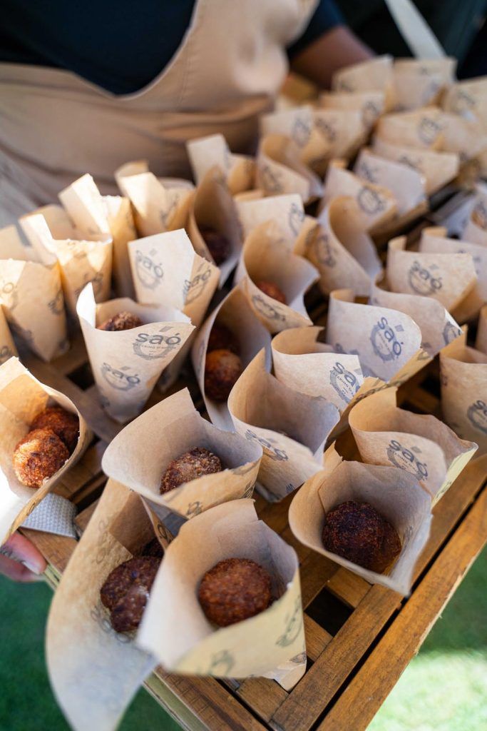 Aperitiu de croquetes del càtering de Saó per al casament. Foto: Oliva Fotògraf.