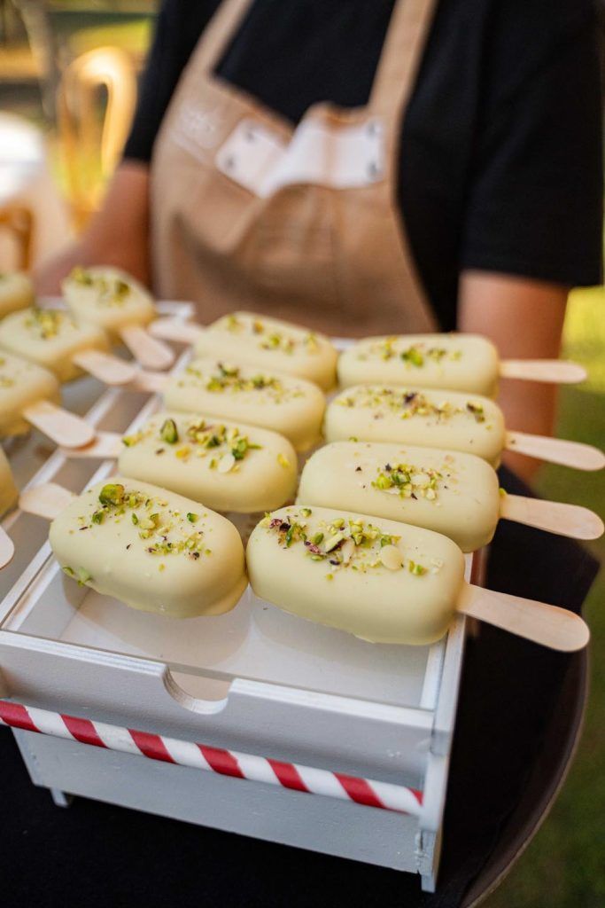 Gelats de te matxa amb festuc del càtering del casament. Foto: Oliva Fotògraf.