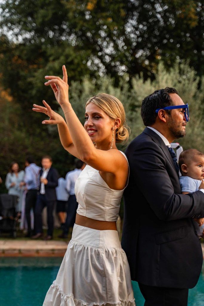 Los novios festejando en su boda.
