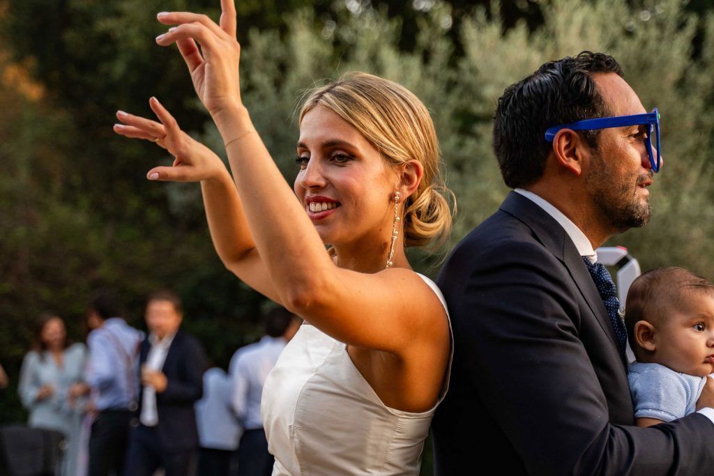 Los novios festejando su boda. Foto de Oliva Fotògraf.