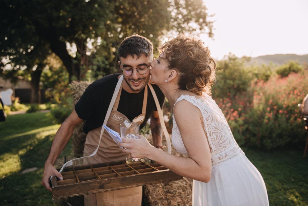La novia y el equipo de Saó catering. Foto de El Ramo Volador.