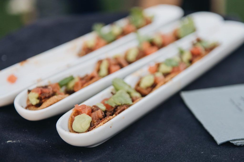 Aperitiu de mini tacs per al casament. Foto de El Ramo Volador.